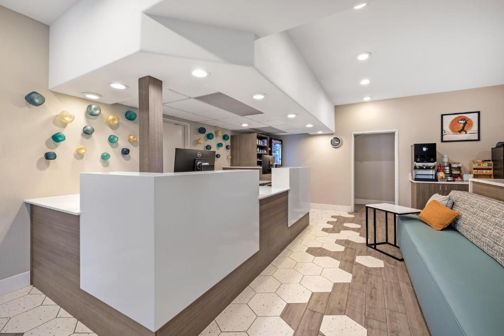 Front desk [24-hour]