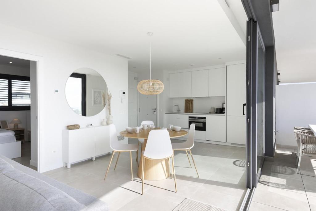 Elegant Luxury Suite with Terrace in Higueron - 2