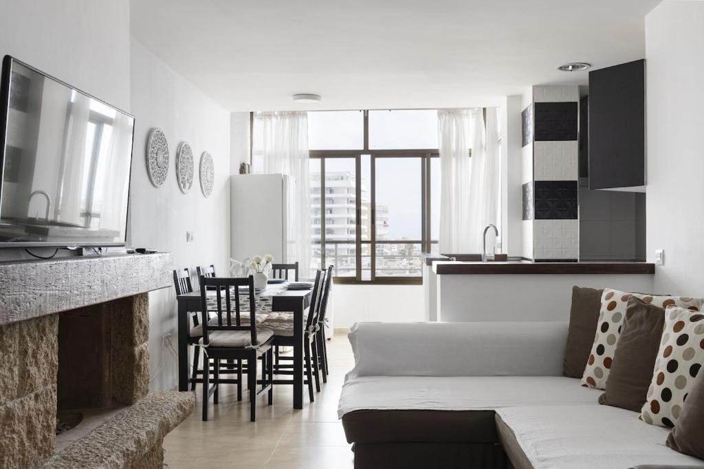 Prime Location Apartment with Seaviews - 3