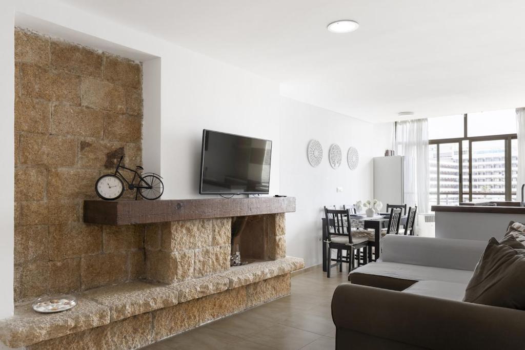 Prime Location Apartment with Seaviews - 5
