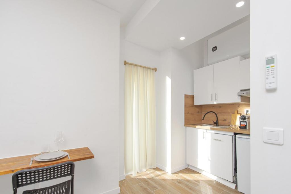 Nice, 3-room refurbished apartment near train station - 5