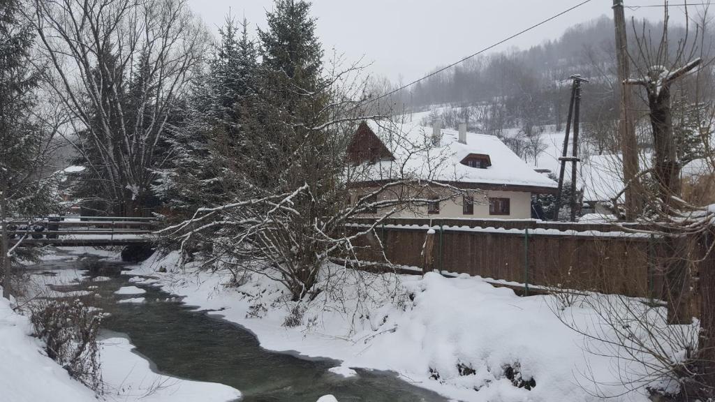 Chata za potokom photo