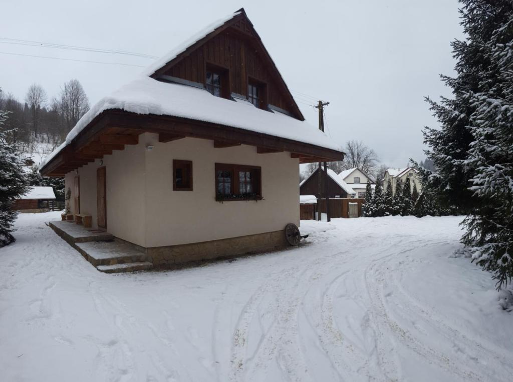 Chata za potokom photo