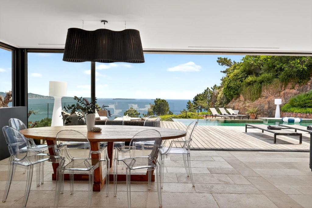 Villa contemporaine - vue panoramique sur la Baie de Cannes - 4