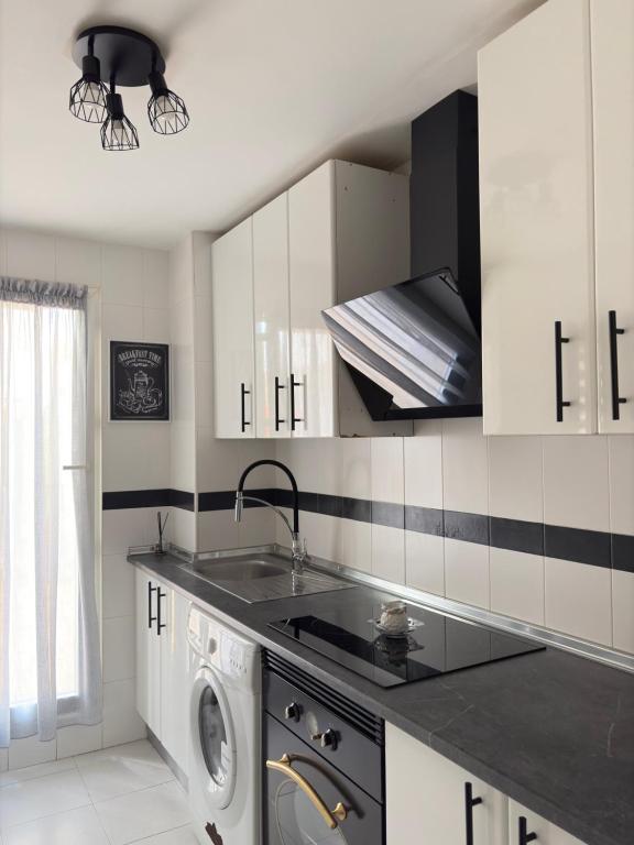 Apartamento reformado con gran terraza privada, parking y aire acondicionado en Torrequebrad - 3