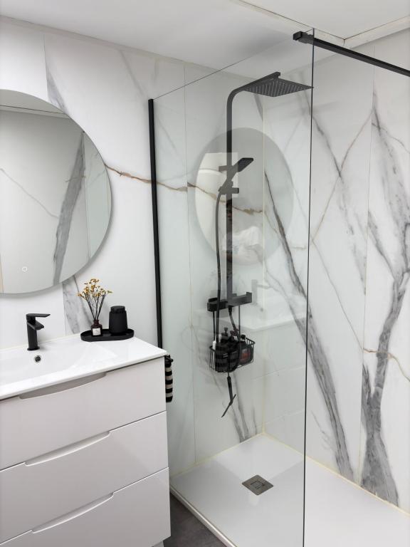 Apartamento reformado con gran terraza privada, parking y aire acondicionado en Torrequebrad - 4
