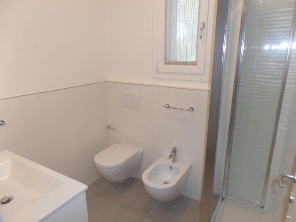 Modern two-bed flat with shared pool and hot tub - 5