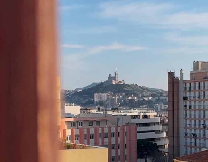 Large apartment, bedroom overlooking the sea and the Île du Frioul - 4