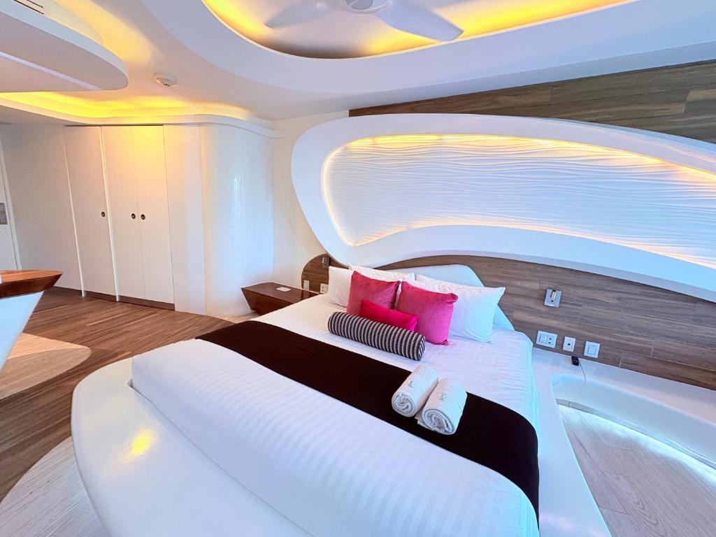 Oceanfront King Suite with Stunning Ocean View - 3