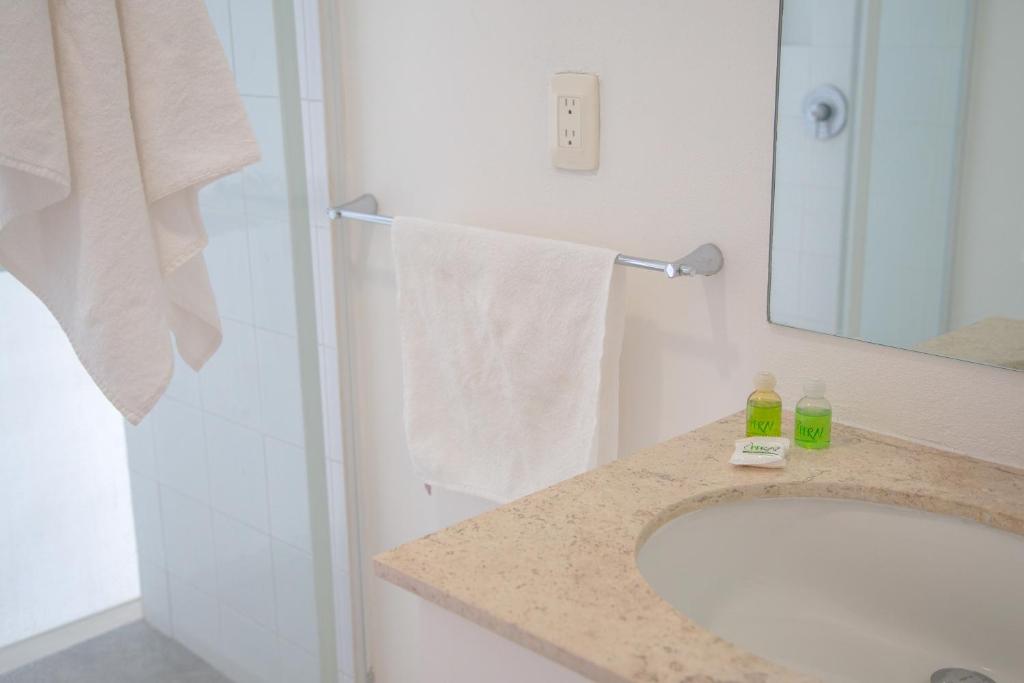 Ocean View Condo with Resort Amenities - 5