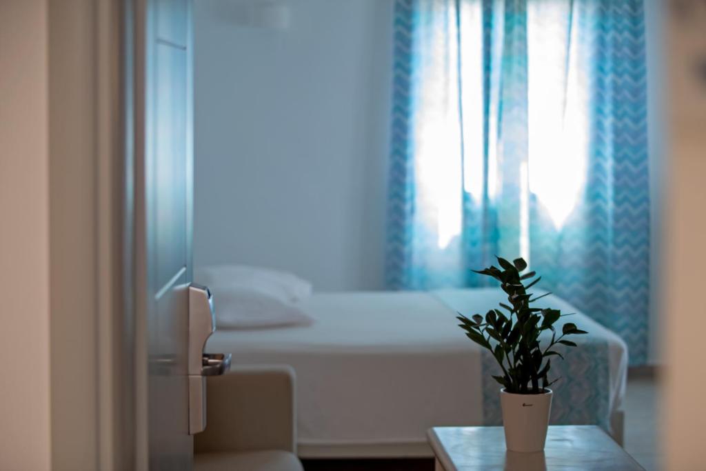 Yiannaki Hotel — Hotel rooms in Ornos, South Aegean