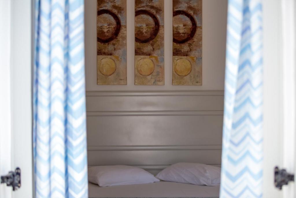 Yiannaki Hotel — Hotel rooms in Ornos, South Aegean