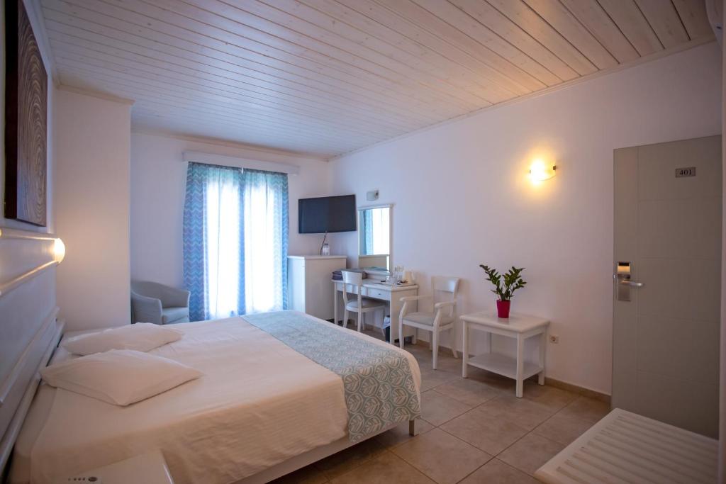 Yiannaki Hotel — Hotel rooms in Ornos, South Aegean