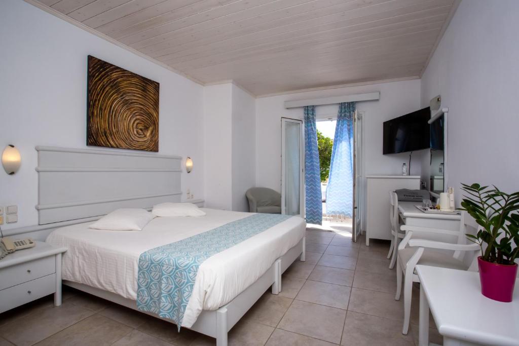 Yiannaki Hotel — Hotel rooms in Ornos, South Aegean