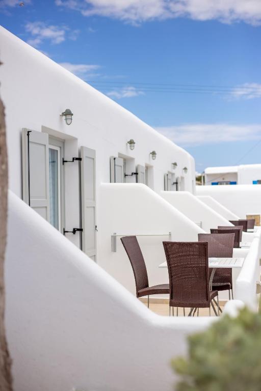 Yiannaki Hotel — Hotel building in Ornos, South Aegean