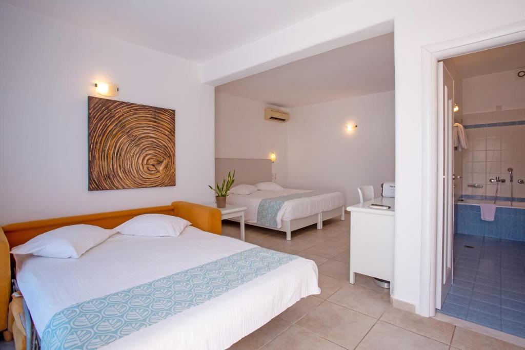 Yiannaki Hotel — Hotel rooms in Ornos, South Aegean