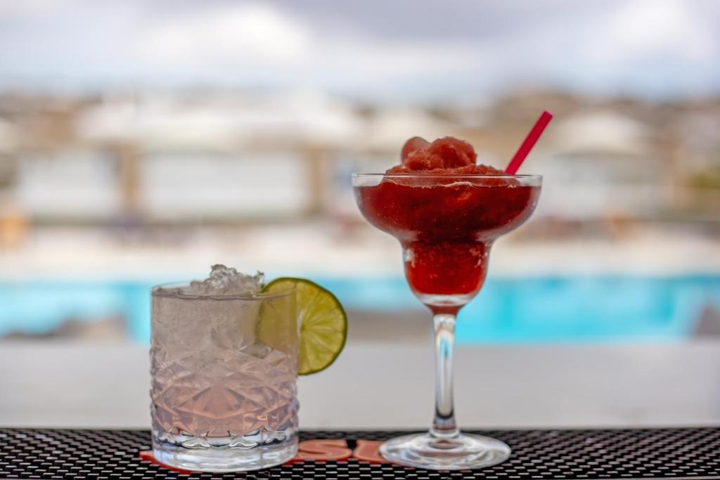 Yiannaki Hotel — Restaurant & bars in Ornos, South Aegean