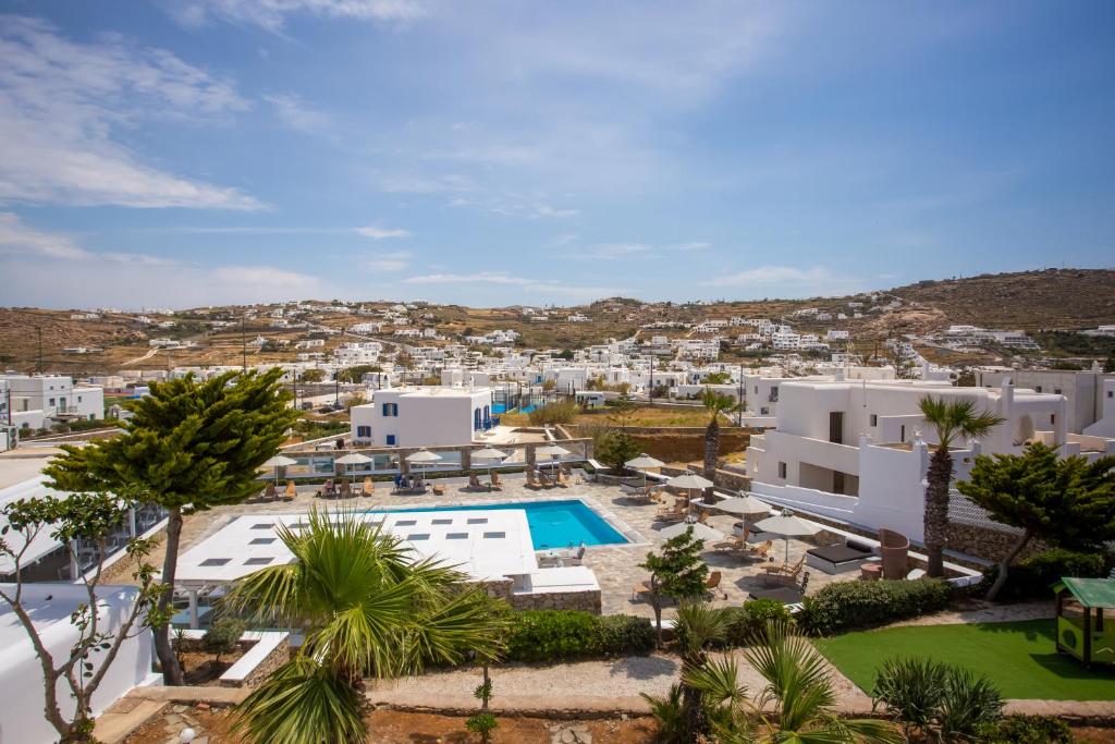 Yiannaki Hotel — Swimming pool in Ornos, South Aegean