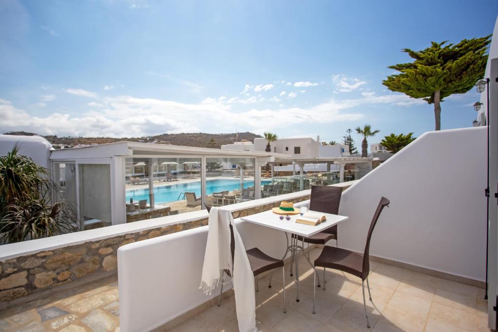 Yiannaki Hotel — Hotel rooms in Ornos, South Aegean