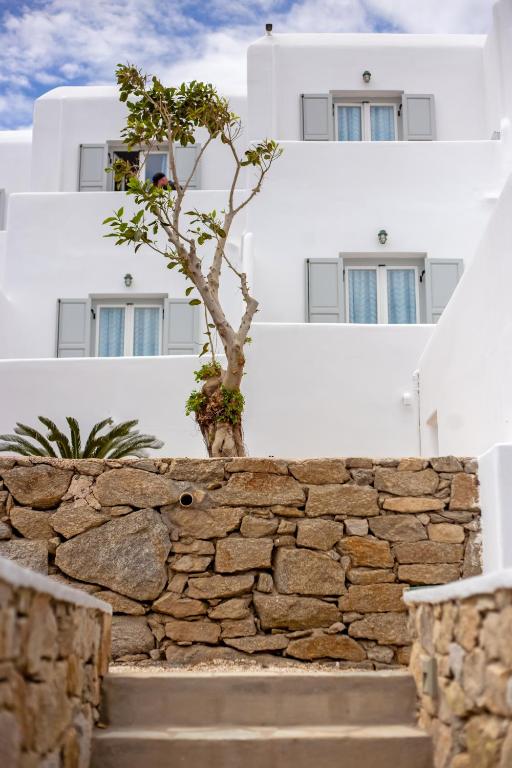 Yiannaki Hotel — Hotel building in Ornos, South Aegean