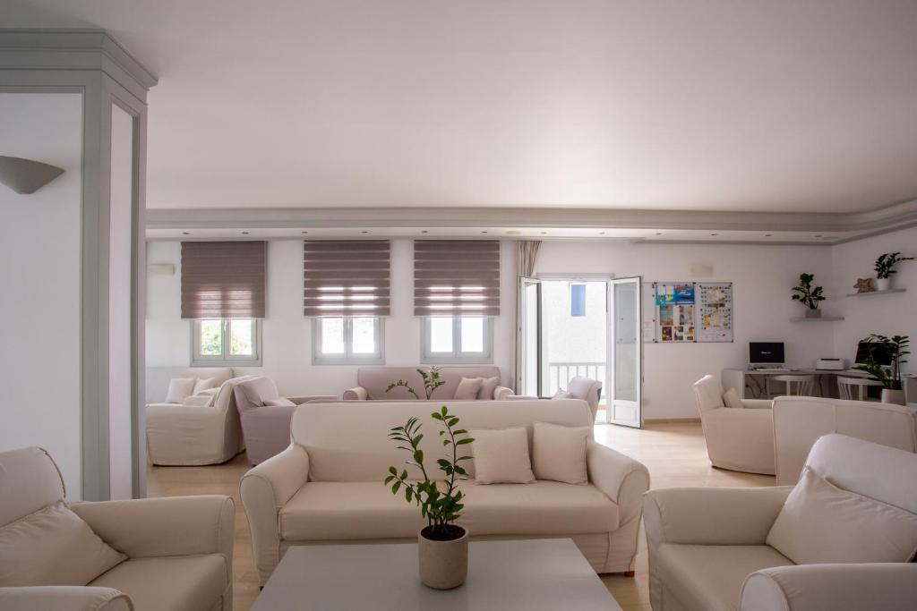 Yiannaki Hotel — Hotel building in Ornos, South Aegean