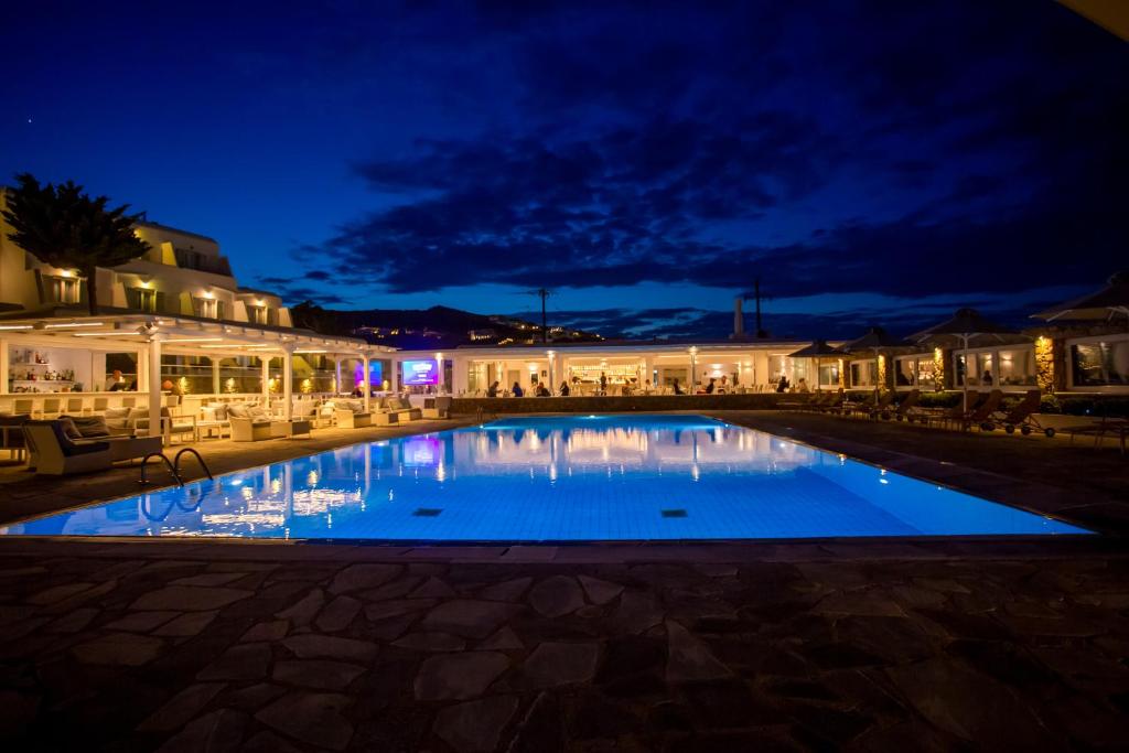 Yiannaki Hotel — Swimming pool in Ornos, South Aegean