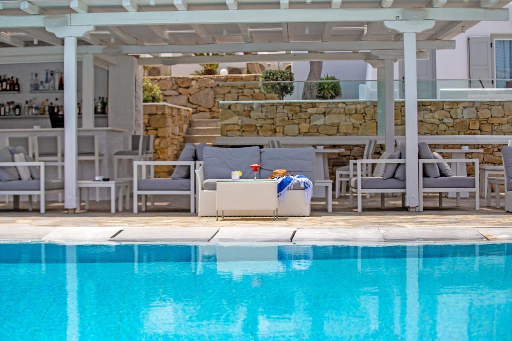 Yiannaki Hotel — Swimming pool in Ornos, South Aegean