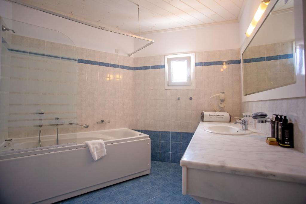 Yiannaki Hotel — Hotel rooms in Ornos, South Aegean