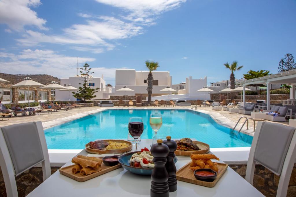 Yiannaki Hotel — Swimming pool in Ornos, South Aegean
