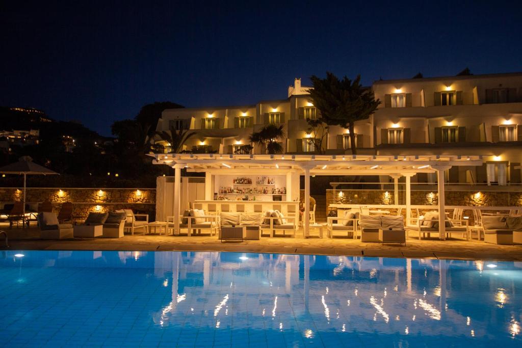Yiannaki Hotel — Swimming pool in Ornos, South Aegean