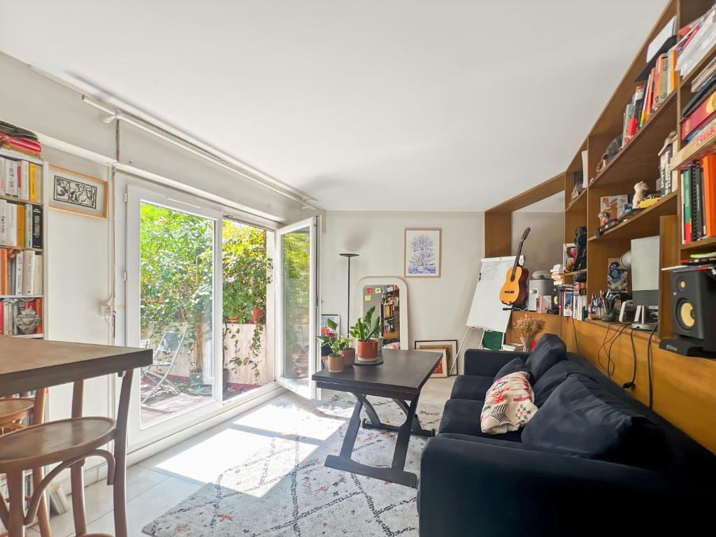 Sunny Flat Steps from Metro & Shops in Montmartre Area - 1