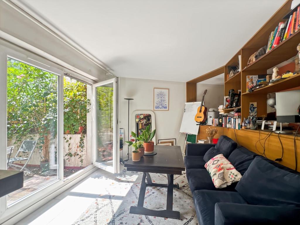 Sunny Flat Steps from Metro & Shops in Montmartre Area - 2