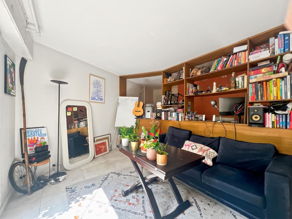 Sunny Flat Steps from Metro & Shops in Montmartre Area - 3