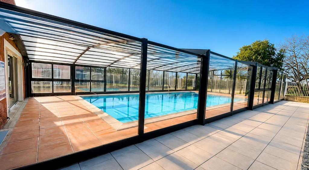Maison familiale renovée proche des plages avec plusieurs piscines dont une couverte chauffée parking, wifi, plancha - 3