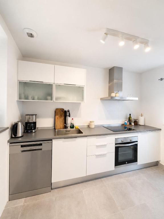Modern 2Bed Estepona Apartment with Pool & Terrace - 4