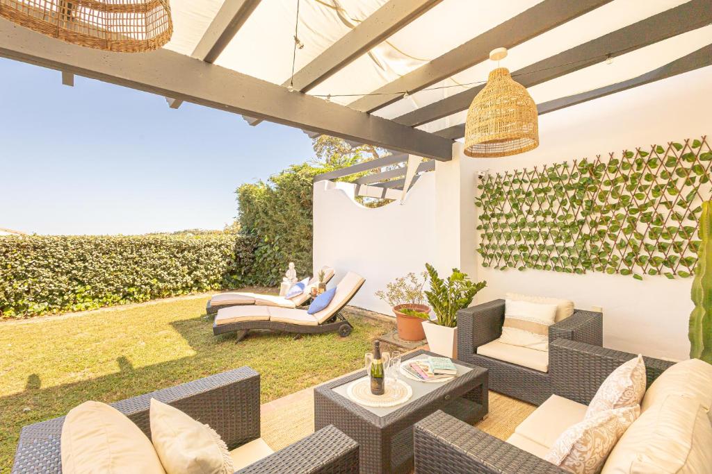 Private garden retreat with sea & mountain views - 1