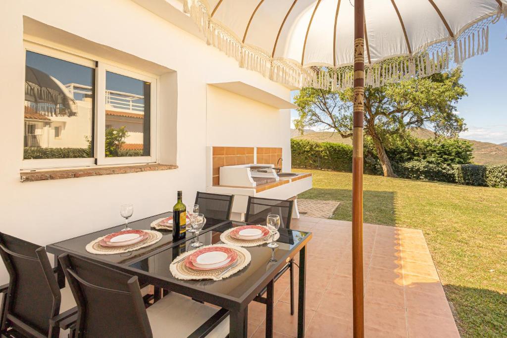 Private garden retreat with sea & mountain views - 3