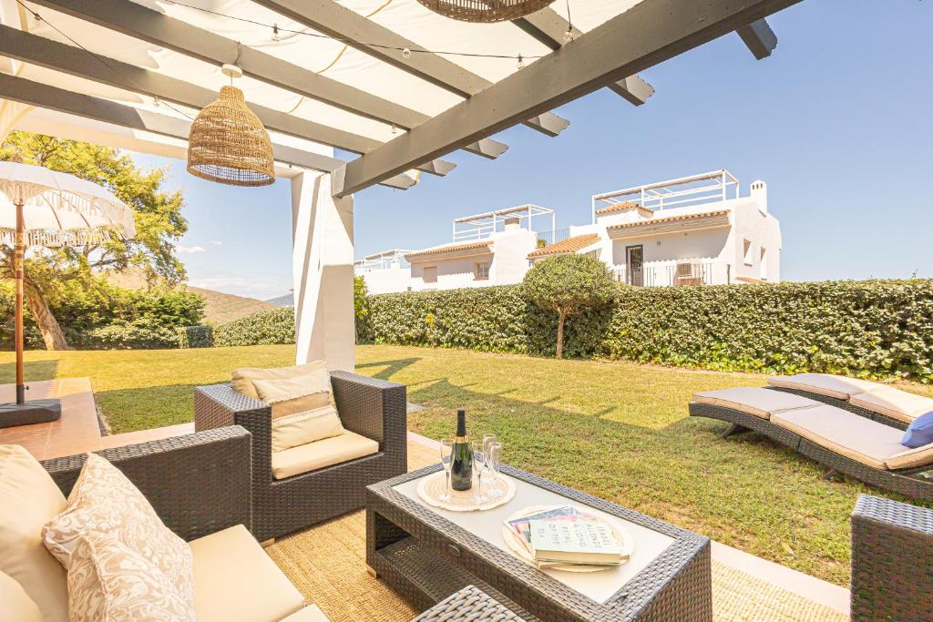 Private garden retreat with sea & mountain views - 2