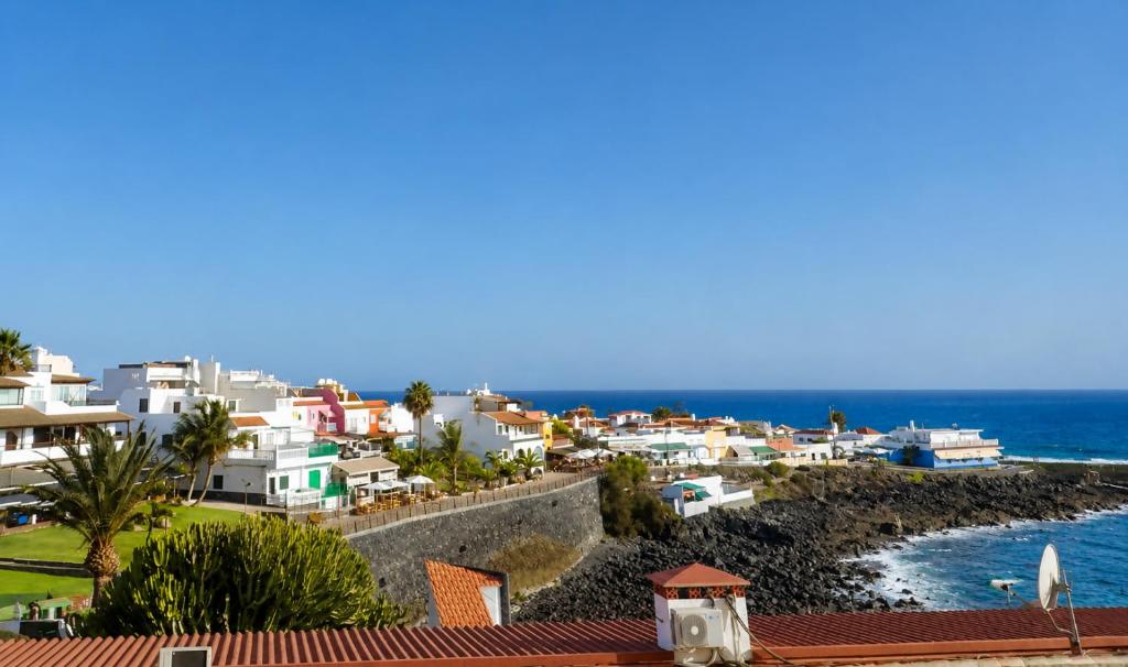 Ático con vistas al mar en el centro de La Caleta - 3