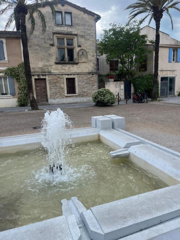 La maison sur la place dans Aigues Mortes climatisé - 2