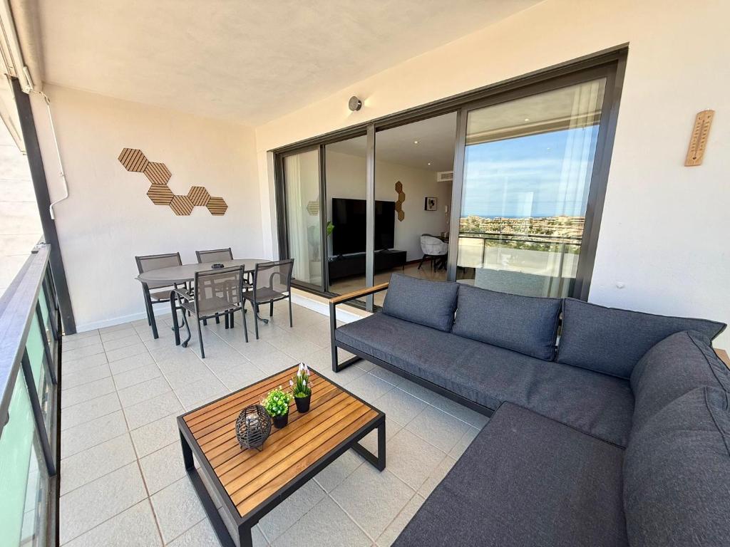 Sunny Holiday Home with Sea View - 3
