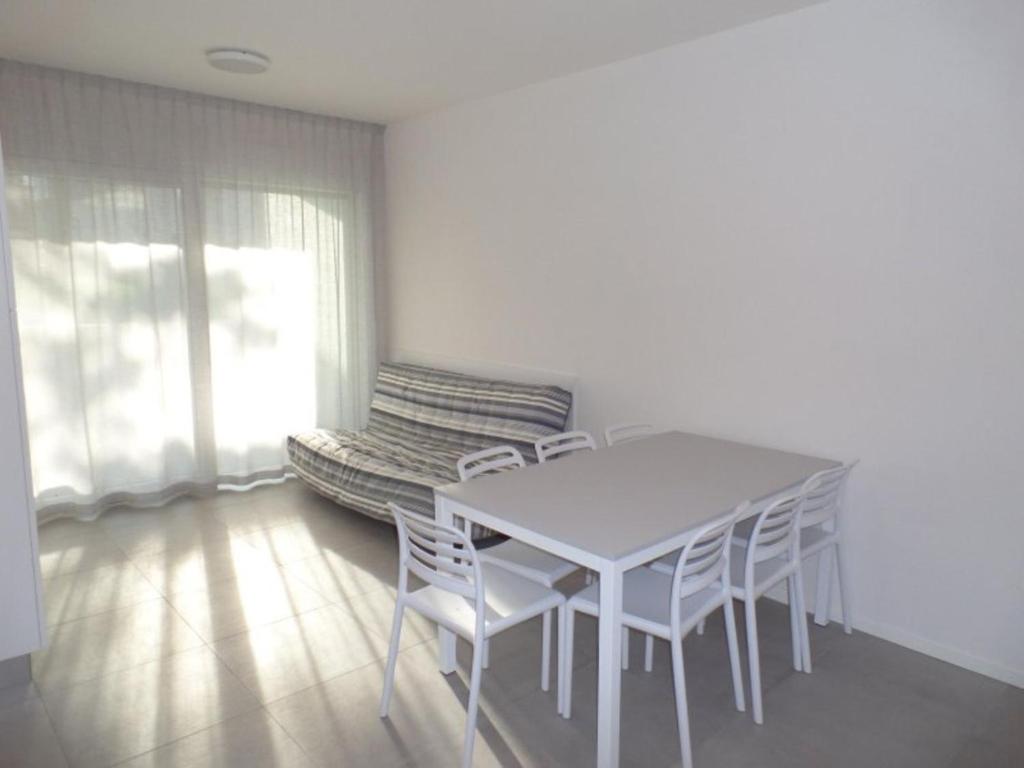 Bright two-room flat in a residence with pool - 3