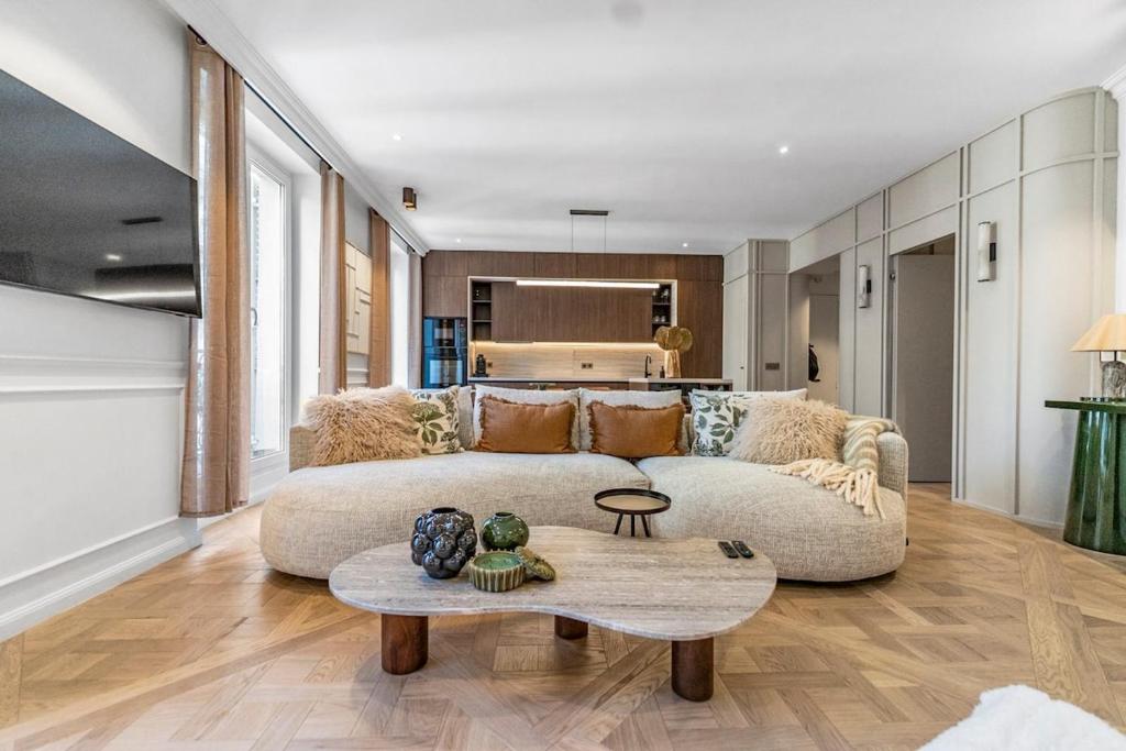 Le Marais - Luxury 2BR Residence with AC - 1