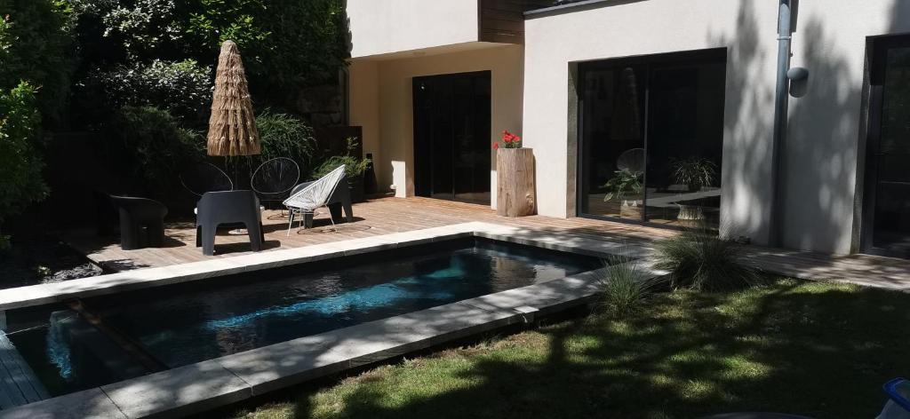 Maison contemporaine avec piscine dans la verdure - 1