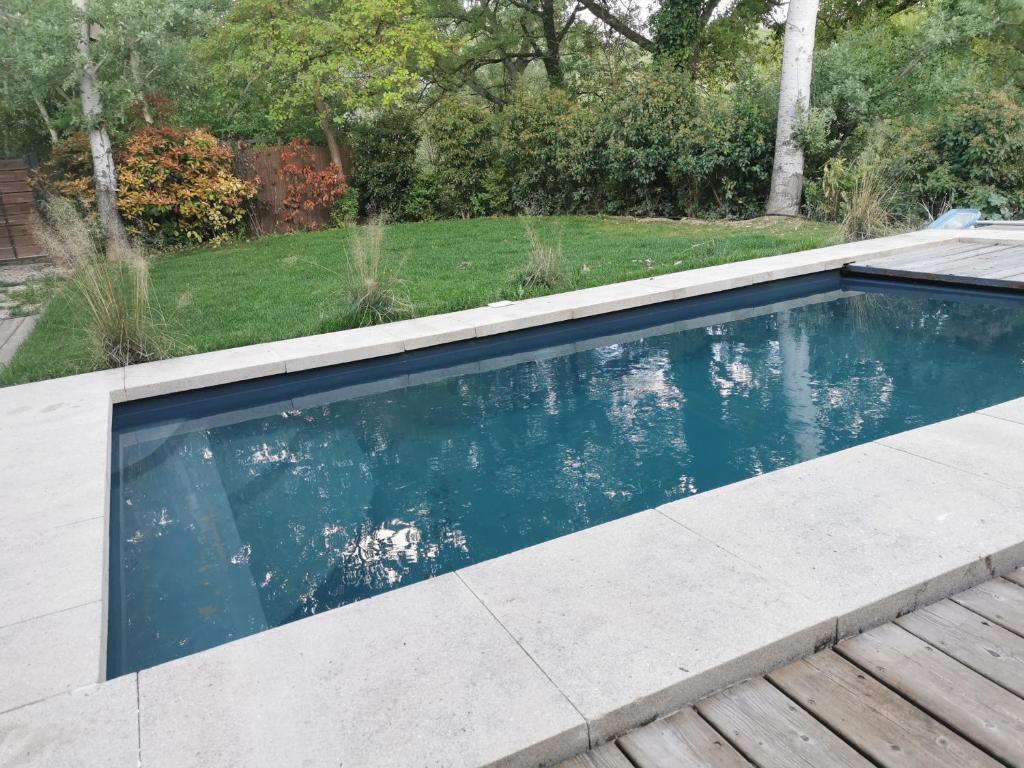 Maison contemporaine avec piscine dans la verdure - 5