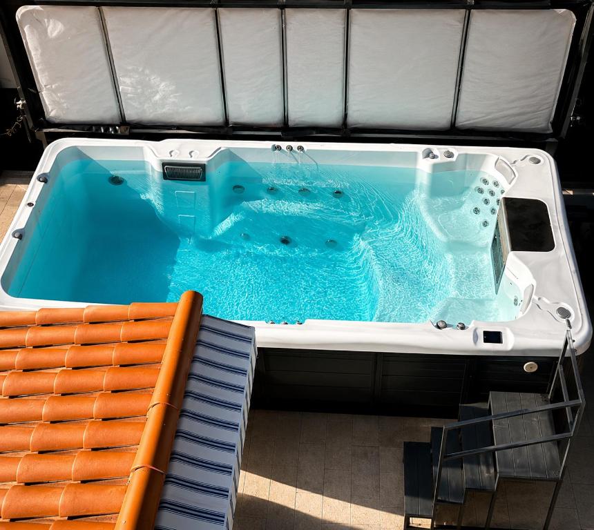 Piscine Jacuzzi Privée Chauffée, Terrasse et Garage à Nice - 3