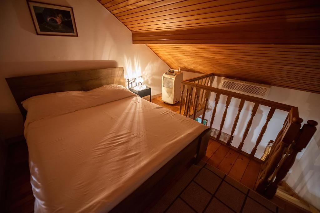 Old Bridge Cedar Loft - 2