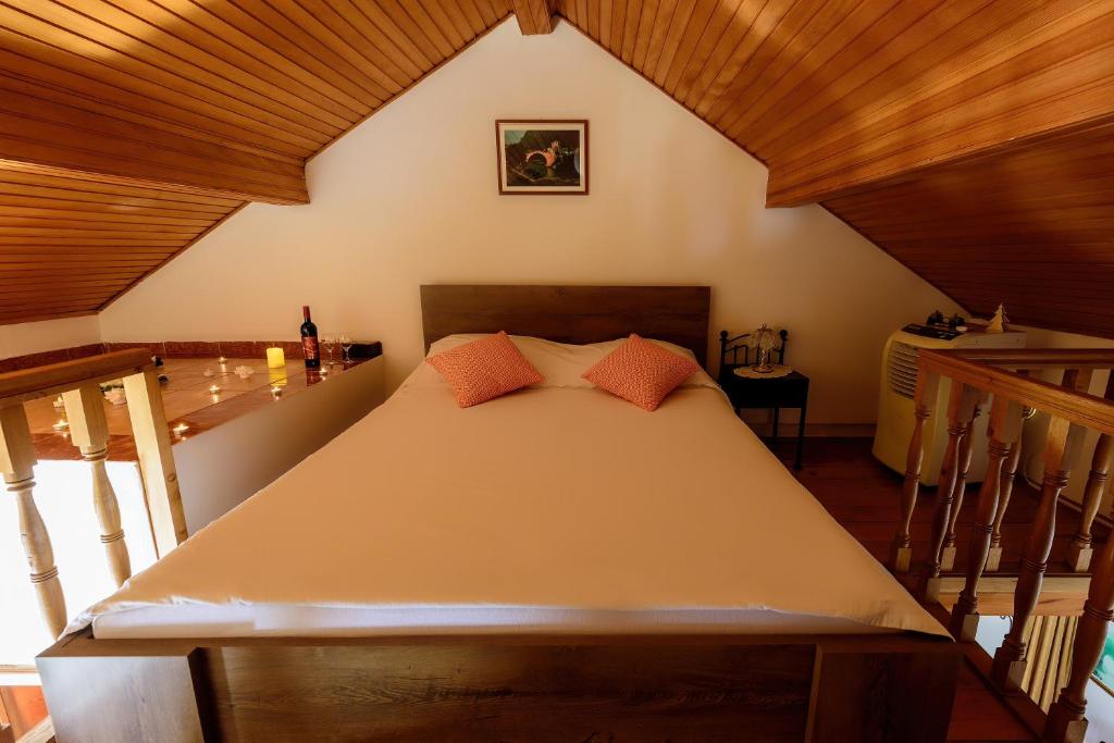 Old Bridge Cedar Loft - 3