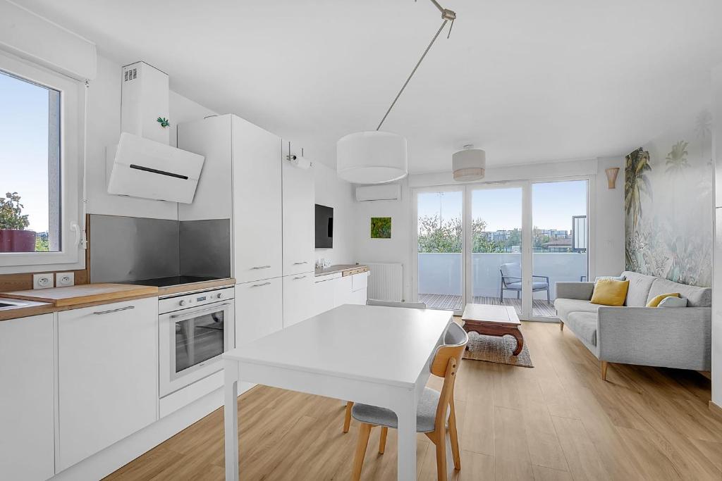 Bright apartment with parking and wifi - 3