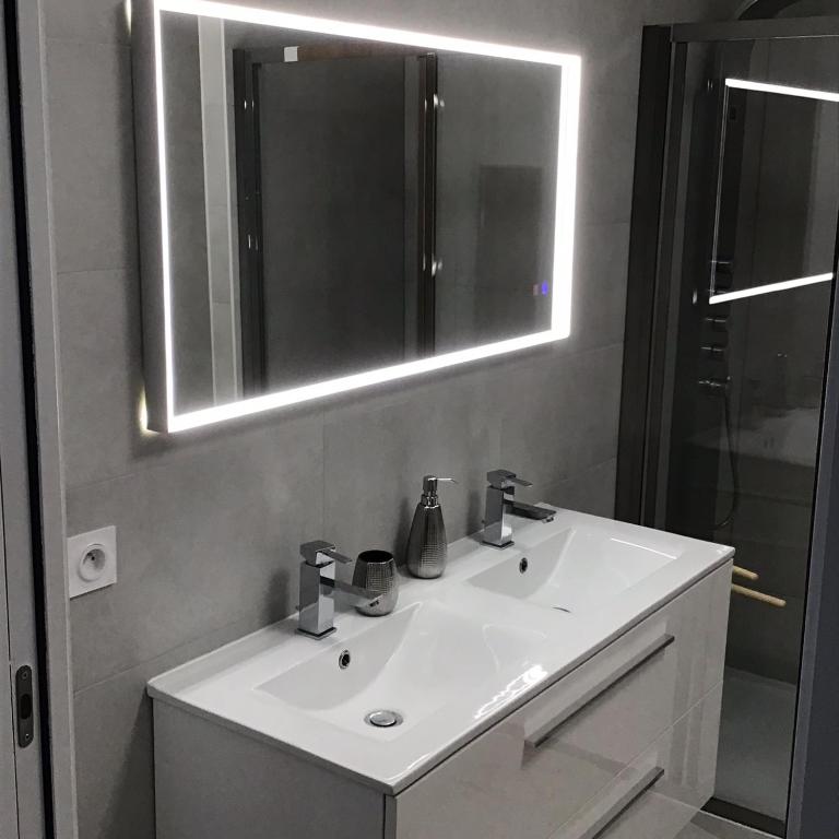 Suite avec 2 chambres d'hôtes pour 1 à 4 personnes avec vue mer, terrasse, parking privé, proche port et aéroport, petit déjeuner inclus - 5